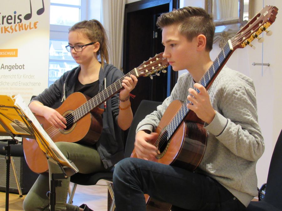 Victoria Kaiser und Fabian Rose spielten das Volkslied „Auf der Mauer, auf der Lauer“ und „Blues für Hugo“ von dem neuzeitlichen Komponisten Gerhard Kloyer. (Foto: Kreismusikschule, Eddi Kleinschnittger)